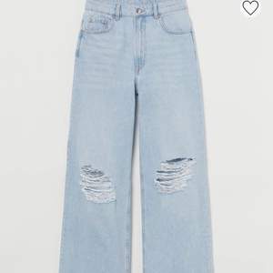 Säljer dessa helt nya jeans för dom var för små för mig. Lapparna sitter kvar. Köptes för 300 kr och säljer då för 170 kr eftersom dom är helt nya. Står ej för frakten