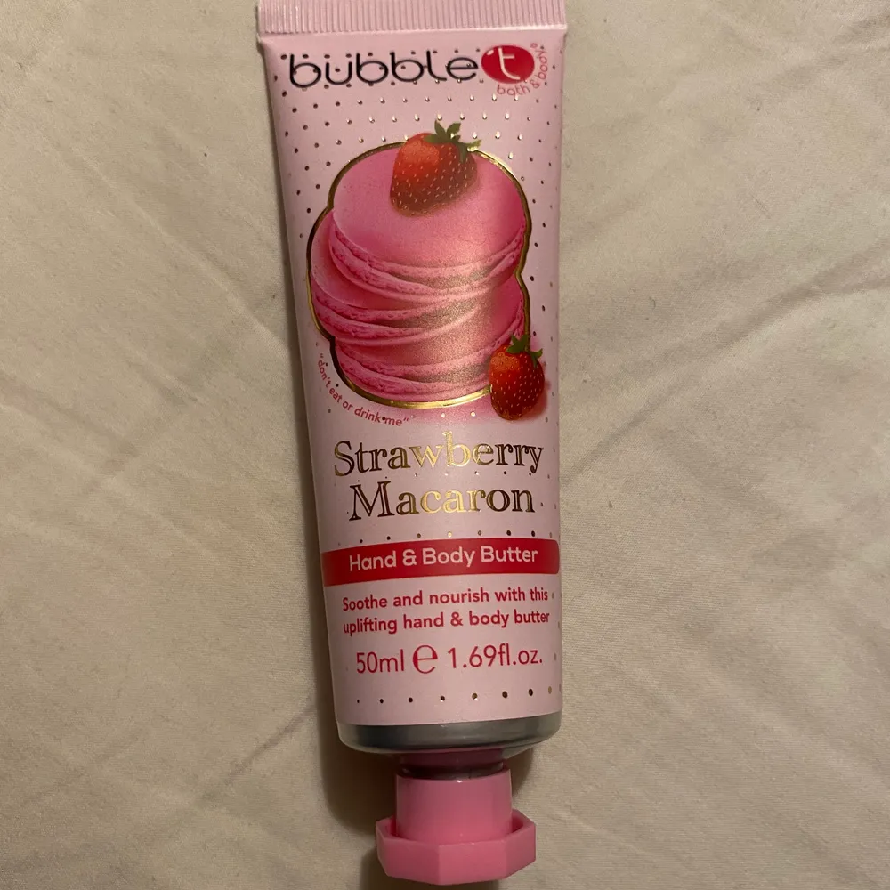 Säljer denna oanvända 50ml hand/kropps lotion i doften strawberry macaron Från bubblet. Undrar man över något så är det bara att kontakta mig.. Övrigt.