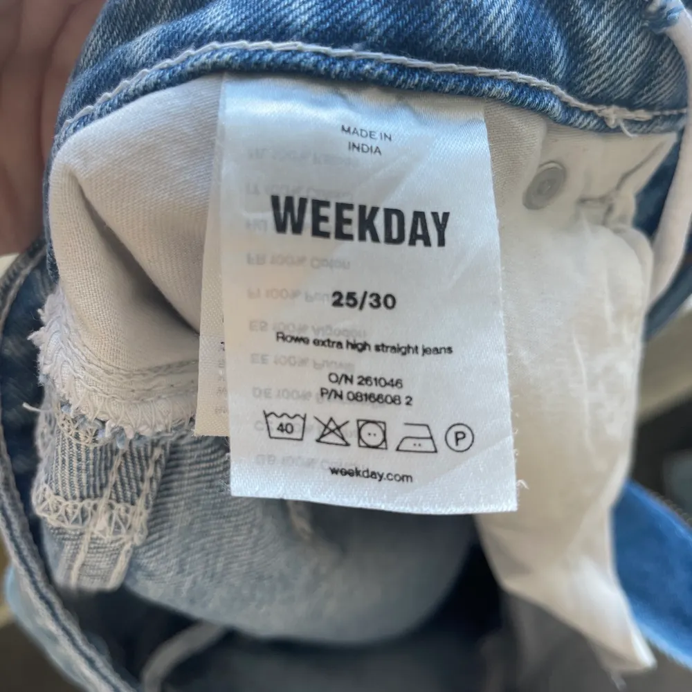 Jättefina mellanblåa jeans från weekday i modellen Rowe. Färgen syns bäst på tredje bilden och heter ”sky blue” . Använd några få gånger så super bra skick. Frakt på 66kr tillkommer. . Jeans & Byxor.