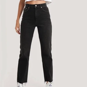 Svarta jeans - Jeans från NA-KD. Sparsamt använda. Hör av dig vid fler bilder eller intresse! Frakt tillkommer