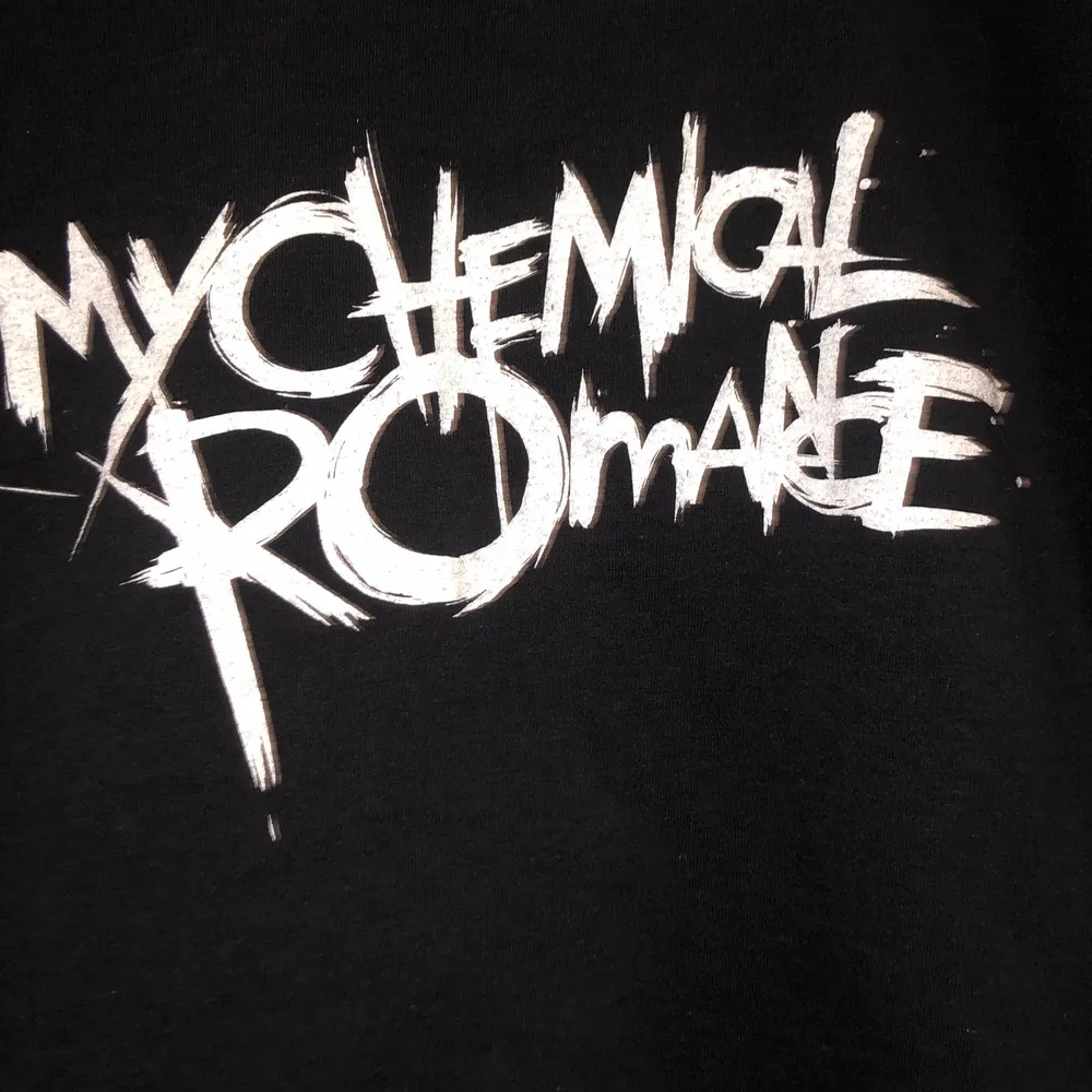 My chemical romance t-shirt! Använd 2 gånger, lyssnar inte så mycket på de längre och därav säljer jag nu tröjan! . Hoodies.