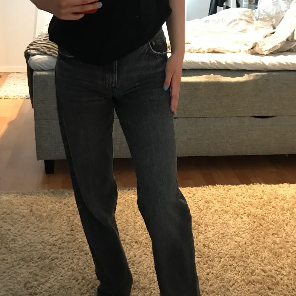 Lågmidjade Mörkgråa jeans köpta på zara, har klippt efter min egna längd men det går fortfarande över hälen. Det är i fint skick och har inga skador.     Köparen står för frakten✨✨ 270 (frakt ingår) . Jeans & Byxor.