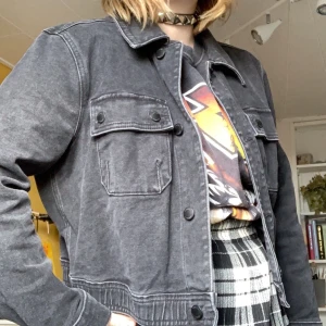 Hollister jeansjacka - Croppad Jeansjacka från Hollister. Storlek L men passar S-M oversize. (Jag brukar ha S)💕 frakt ingår i priset