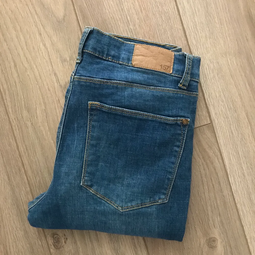 Ett par blå jeans knappt använda. Köpt på Lager 157 och är i storlek L. Frakt är inräknat i priset. Kan mötas upp i Norrköping!. Jeans & Byxor.