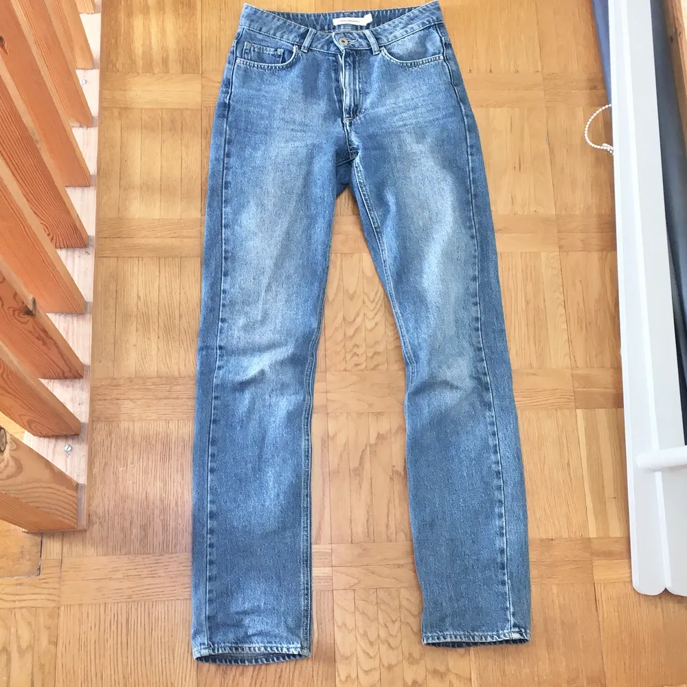 Raka, ljusblåa jeans! Sköna och framför allt LÅNGA, såhär sitter de på mig som är 177 isch😌 storlek 36 från Carin Wester. Köpta på plick tyvärr lite små över låren på mig💔möts upp på gröna linjen eller samfraktar!🥰. Jeans & Byxor.