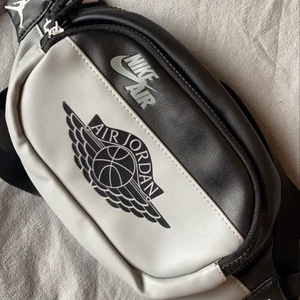 Nike Air Jordan väska - Säljer min nike air Jordan väska! Använd säkert 2-3 gånger så är som ny, men säljer ändå till ett bra pris! 