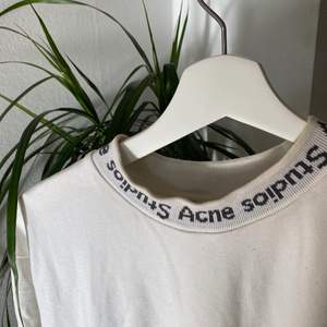 Intressekoll på denna Acne studios T-shirten. Super bra kvalite och passar till allt. Den har en svag missfärgning vid nacken, knappt synlig dock. Skriv  för fler bilder :) 