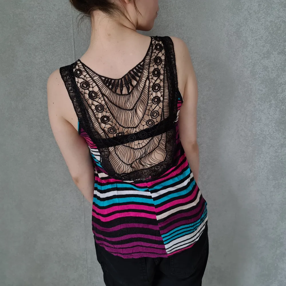 Super comfy top, shorter in the front and longer in the back. The back has lace ish cutouts. Super stretchy and flows. Only used once!. Toppar.