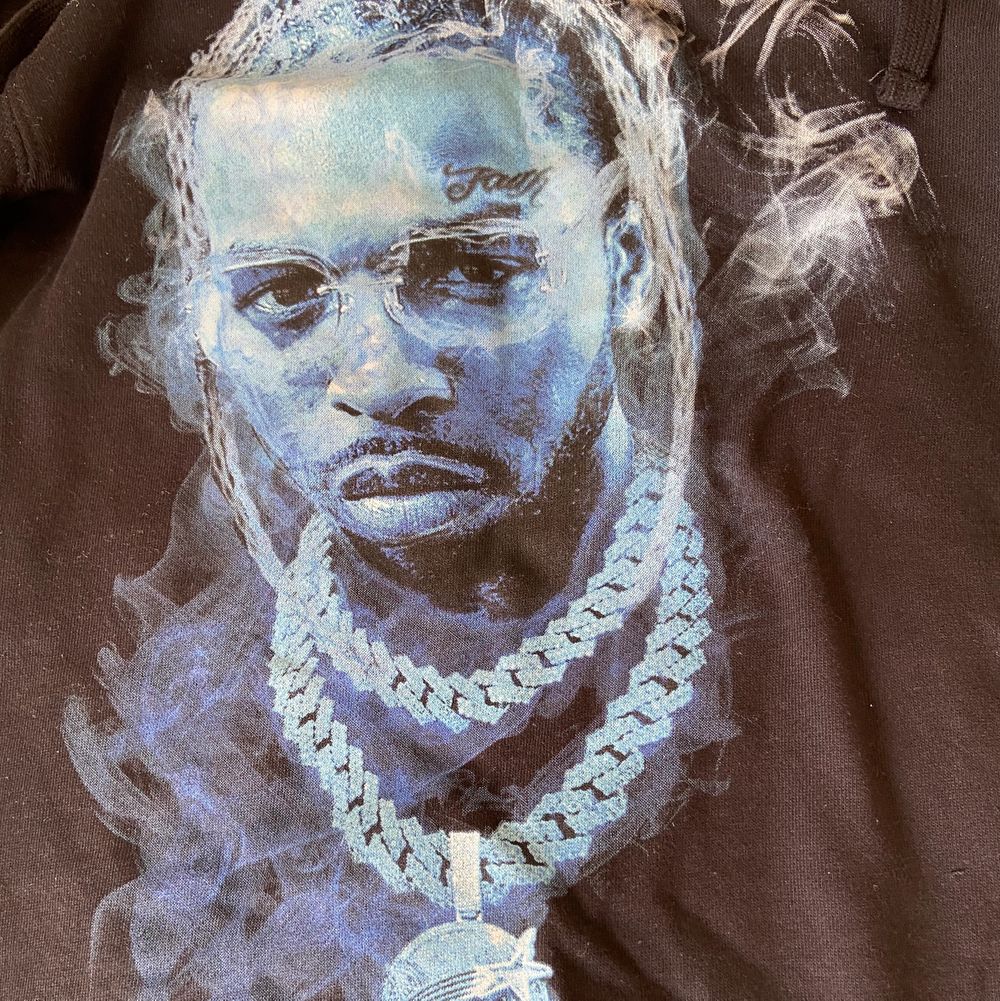 Officiell merch från Pop Smoke! Snyggt tryck på bröst och rygg! Helt ny! Endas upptagen ur förpackning. Kvitto finns. Buda i kommentarerna. Den är rare så kommer ej släppa för skambud! Kan mötas upp i Stockholm. Annars står löparen köparen för frakt 📦 . Huvtröjor & Träningströjor.