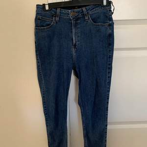 Sparsamt använda jeans av märker Lee, köptes för 1200kr
