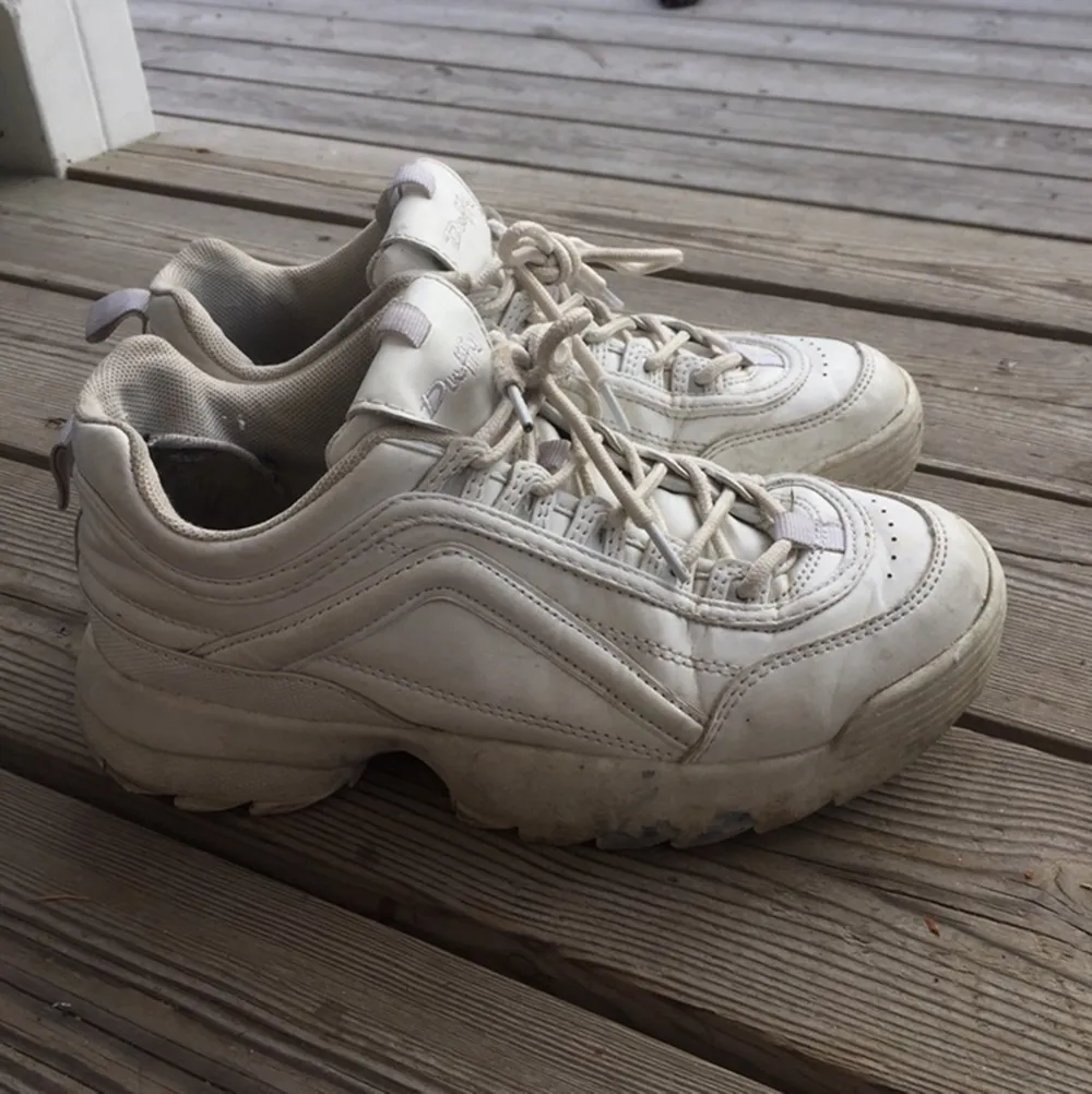 (Tvättas innan de säljs, så de är mycket vitare egentligen). Supersnygga platåsneakers som är fräscha trots att de blivit använda. Skor.