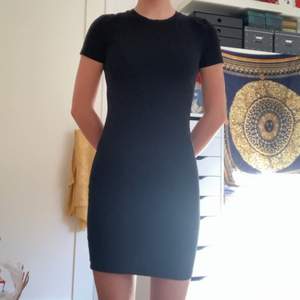 Superskön svart klänning, det perfekta basplagget. Passformen är perfekt. Skönt material. ⚡️✨Frakten ingår i priset!!!✨⚡️