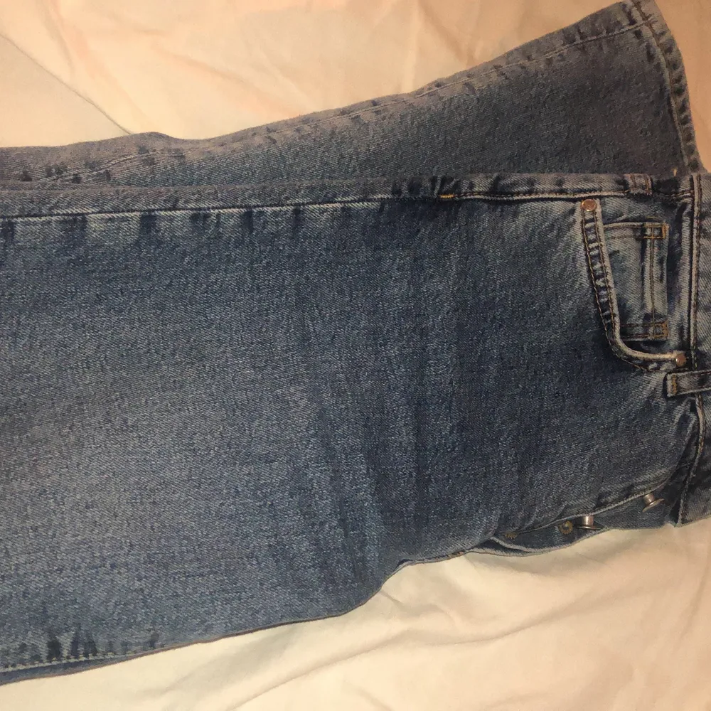  sjukt snygga straight fit jeans från bok bok. säljer pga att jag ha liknande, fint skick! köpta för 599kr, 250 eller buda!!. Jeans & Byxor.