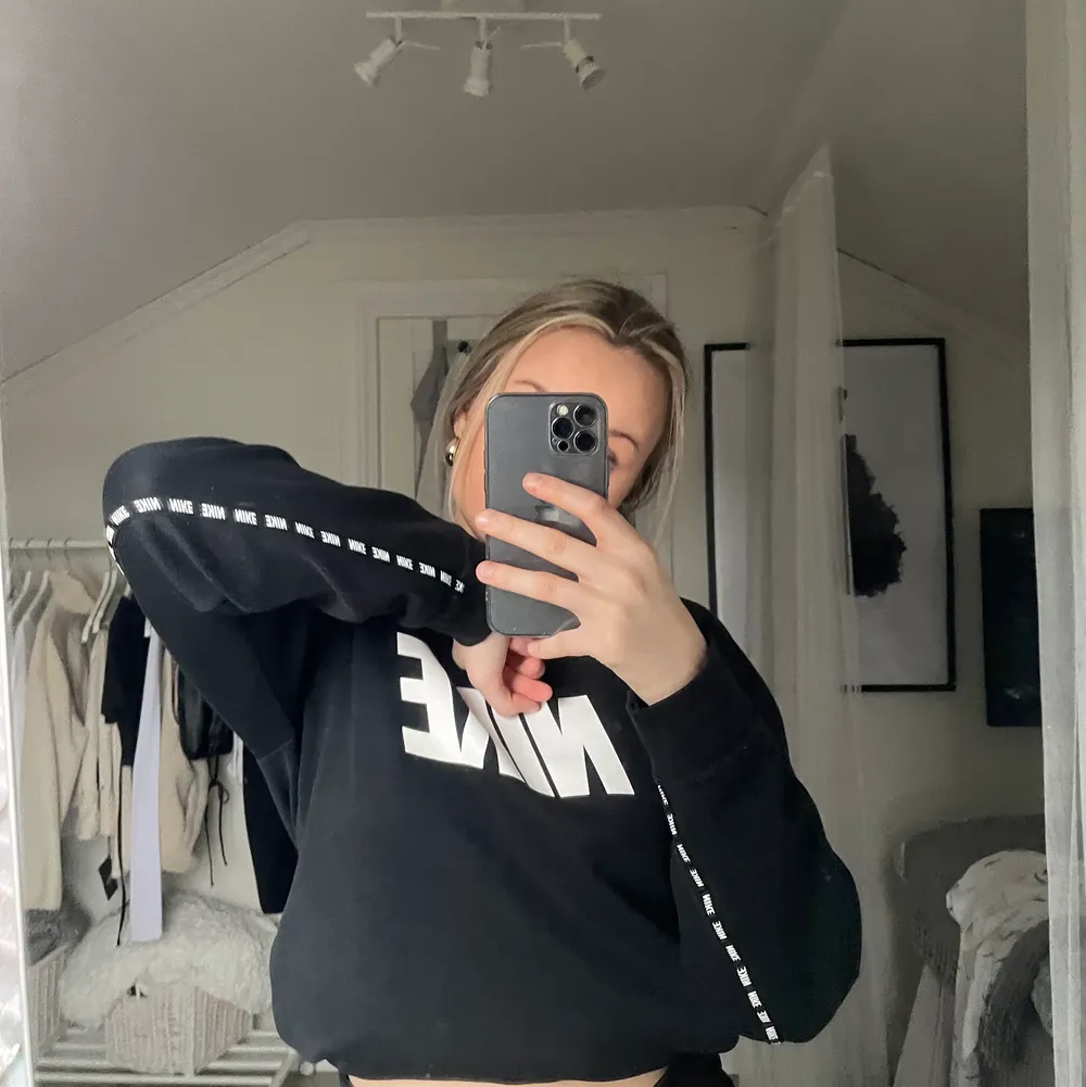 Snygg sweatshirt från NIKE! 🖤nypris 349kr🖤. Tröjor & Koftor.