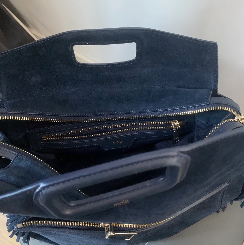 INTRESSEKOLL! På min väska från Maje. Den är i en lite mörkare blå mocka. I en större modell. Med måtten 31x29x12.5cm. Det är slut på Majes hemsida. Nypris är 3700kr. Skriv privat vid intresse eller om du har några frågor🤍. Väskor.