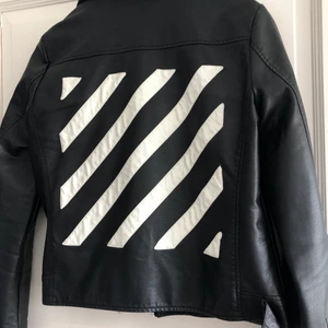 Jacka i skinnimitation - Jacka i skinnimitation från Chiquelle. Använd nån enstaka gång så i fint skick på utsidan, se bilder ⭐️⚡️ på insidan har det nöts håll i sömmen vid båda armhållorna då den blev för tight och röks upp, men inget som man tänker på eller som syns från utsidan ✨ så cool i ryggen och väldigt unik ⭐️ skicka privat för bilder på 🥳