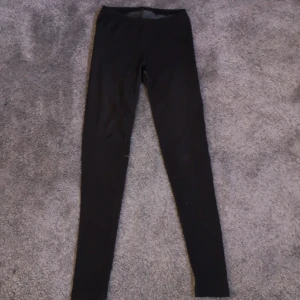 Svarta thights i jeans mönster  - Svarta thights i jeans mönster. Väldigt stretchiga men tyvärr lite slitna. Ett hål råkade klippas i sömmen där bak men det är igen sytt nu. En tråd saknas (bild 2). Storlek:158 