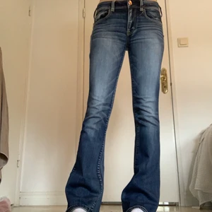 Lågmidjade jeans  - Lågmidjade jeans ifrån American eagle outfitters    Skick 10/10 köparen står för frakt 