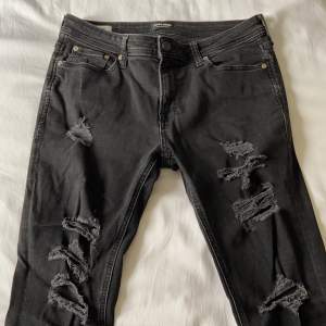 Svarta slitna jeans från Jack&Jones. Det är strl. 31”30. Jag är 175cm och de sitter bra i längden men är för tighta. Jeansen är använda men i bra skick. Bor i Norrköping och kan mötas upp, annars står köparen för frakten. Priset kan diskuteras 