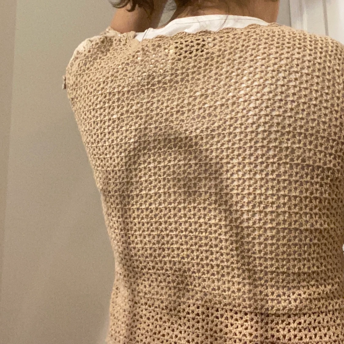 Beige ”kofta” med vita blommor  - 91