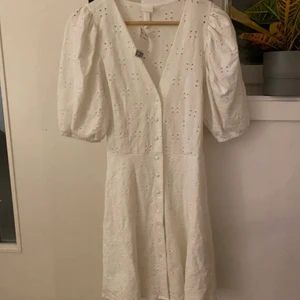 Vit klänning  - Heej! Nu säljer jag denna fina vita klänningen! Materialet är bomull och jag köpte den på H&M i storlek S. Den är helt oanvänd använd! Den kostade 199kr  men nu säljer jag den för endast 79kr!💗💗💗