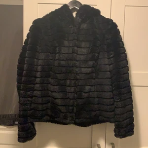 Pälsjacka - Fint skick. Använd vid ett fåtal tillfällen!