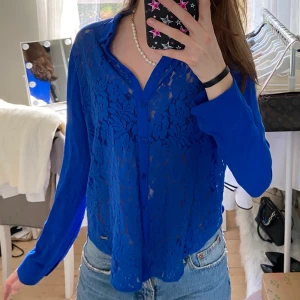 Klarblå shorta - Jätte fin klarblå shorta med spets framme. Perfekt till fest eller till vardags. Säljer då den inte längre kommer till användning! Köpt för flera år sen men är i väldigt bra skick!❤️