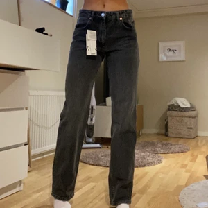 Nya gråa Zara mid rise jeans - Gråa jeans från Zara, straight leg mid rise. Har ett par i 36 och ett par i 38. Båda helt nya. 300kr/st. Jag är 172 på bilden🥰 SÅLDA