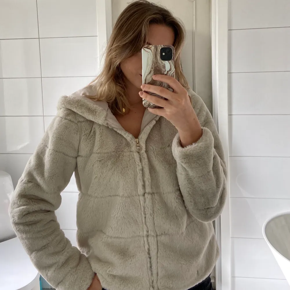 En så mysig, fluffig faux fur jacka i beige. Den är helt oanvänd då det inte riktigt är min stil. Otroligt mjuk och skön. Skulle säga att den passar XS-M då den är ganska liten i storleken. Nypris: 600 kr.. Jackor.