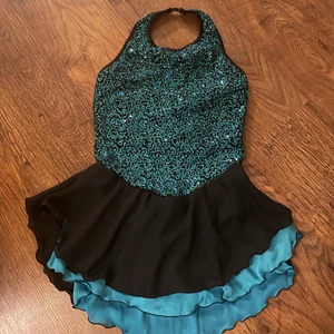 Konståkningsklänning - Säljer min konståkningsklänning. Den är mer turkos i verkligheten. 