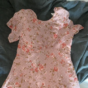 Rosa blommig klänning - Blommig rosa klänning från H&M, super fin! Normal i storleken.