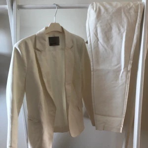Vitt kostym sett - Använt fåtal gånger. 38 på kavaj och 40 på byxor