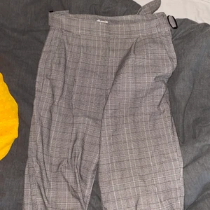 Rutiga byxor - Super sköna rutiga byxor, storlek 36 men passar bra på mig som bär 38/40. Super rymliga fickor där fram också. Går att ställa in storleken vid midjan. 