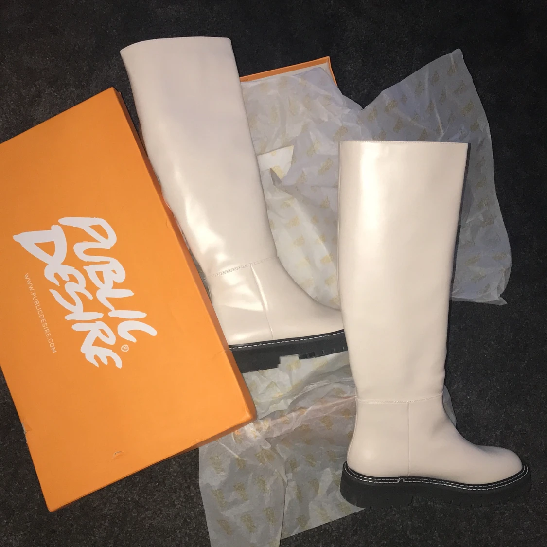 Trendiga knähöga stövlar  - 90