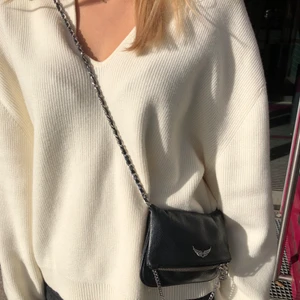 Zadig väska - INTRESSEKOLL på min Zadig Rock Nano väska! Köptes nu efter sommaren och använd ett fåtal gånger så i väldigt bra skick, därav priset! Det är den lilla modellen så den är smidig och snygg, köptes för drygt 2100💕skriv gärna om ni har några andra frågor!😇🥰👍🏽