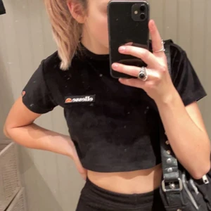 Svart Ellesse topp - Topp i sammet i storlek xs. Fint skick, kan skickas mot fraktkostnad😊