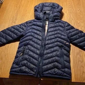 En tajt vinter jacka🌸 - Otroligt skön och varm🌸Har stora fickor och en skön luva💗Den är tyvärr för liten för mig nu men älskar den💓