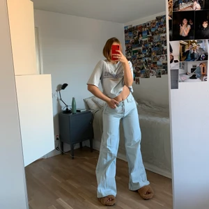 Zara byxor  - Skitsnygga jeans från zara. Använda 2 gånger. Jättefin färg och passform. Frakt på 66 eller så möts vi på söder! 