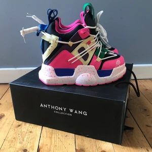 Anthony Wang sneakers strl. 5,5/35/36 - Så fina sneakers med dold klack och platå från Anthony Wang, modellen heter Mulberry 05. Använda endast en gång, så i nyskick. Tyvärr är dessa för små för mig och de finns inte kvar på hemsidan :( Aningen små i storleken, är 36'or enligt hemsidan men känns mer som 35, kan nog till och med passa strl. 34. Minns inte exakt nypris men låg mellan 1000-1200 kr.