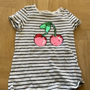 H&M - En randig tröja med en frukt  i mitten 🍇
