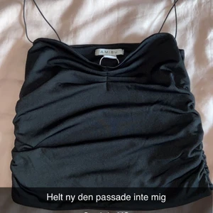 En jätte fint linne/ top. - Den är helt ny och oanvänt. Den var för liten för mig! Skriv om ni vill ha mer bilder på den☺️ Frakten fick jag bara välja vad osm helst men jag skriver hur mycket frakten är när jag får reda på det! 