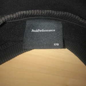 Peak performance tröja stl s - Min mamma köpte plagget på peak performance hemsida för inte så längesen, har använt den 3-5 gånger jag säljer tröja för att den har blivit för liten den är jätte bra skick från skala 1-10 hade jag tagit 8-10.