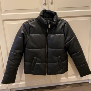 Jacka 🖤 - 🖤Vinterjacka från Nelly i ny skick 🖤