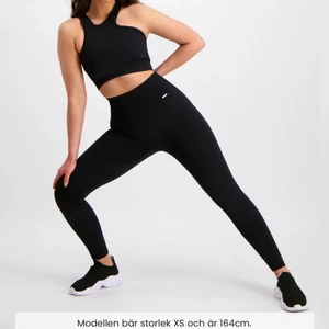Aimin tränings tights  - Använda endast en gång men var för stora för mig, skit snygga och bekväma! Squat proof! 