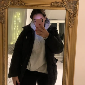 Peak Performance dunjacka  - Jätte skön dunjacka från Peak Performance. Jackan är i begagnat men fint skick. Den är i storlek M. För fler bilder eller frågor är det bara ni hör av er! Köparen står för frakten 💗