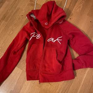 En superfin zip-hoodie från PP i röd och vit