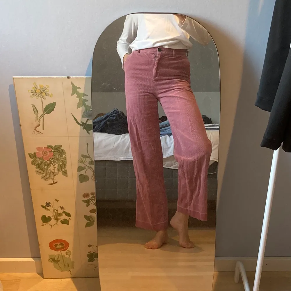 Rosa manchesterbyxor - strolek 34 - från monki - bruna detaljknappar. Jeans & Byxor.