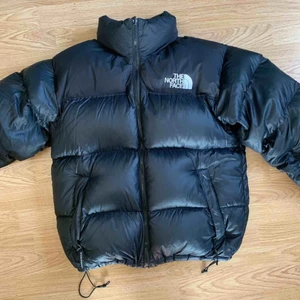 Northface puffer jacka - Den är i nyskick 😄 originalpris: 3099kr har mest använt min andra jacka. Den är i S. Hoppas någon annan har bättre användning av den 💗.  Bud ligger på 1800 nu så BUDA PÅ!!, köp direkt för 2000
