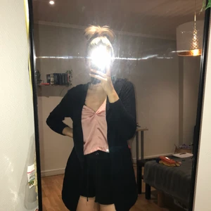 Svart kofta med luva  - Säljer min svarta kofta som inte har kommit till användning på ett tag! Den är i storlek 146-152 och i använt skick.☺️💕 köparen står för frakten! 