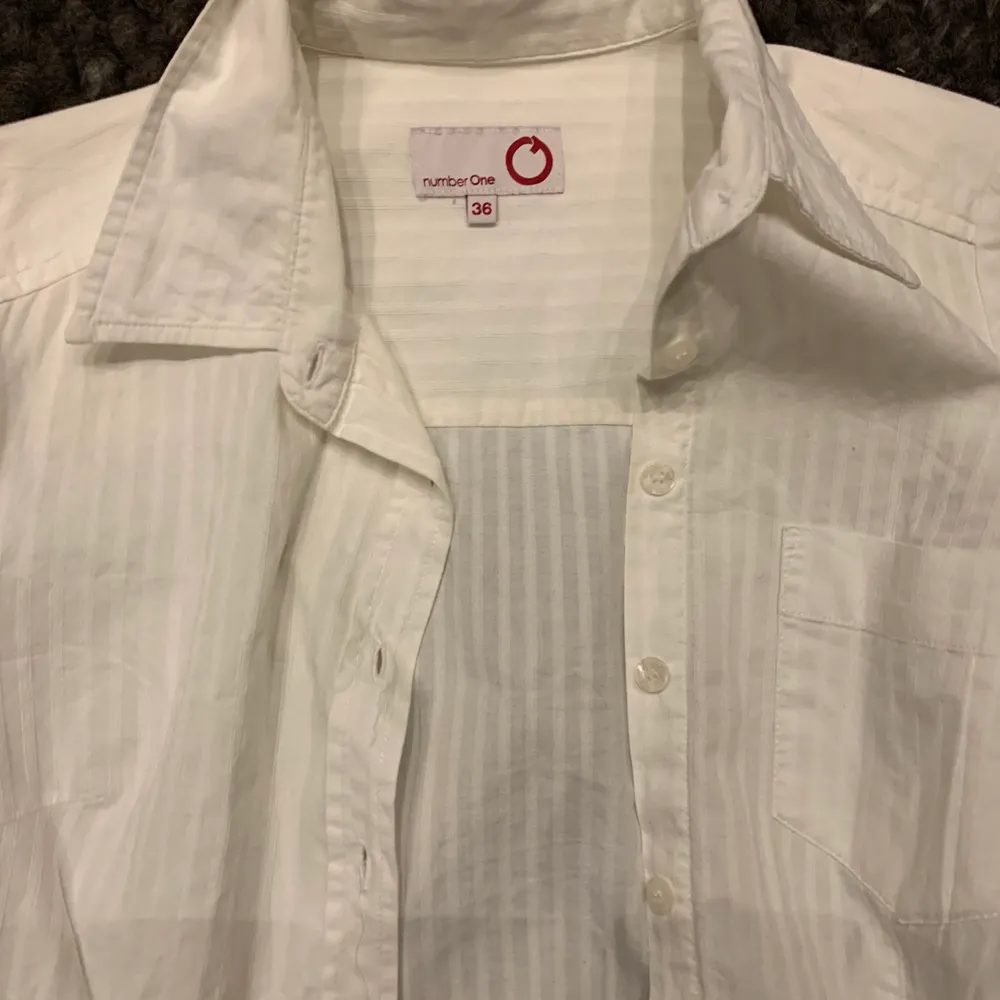 Superfin skjorta i bra skick, sällan använd köptes på UMA för 200kr.. Skjortor.